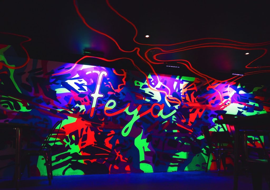Cool restaurant lighting feature