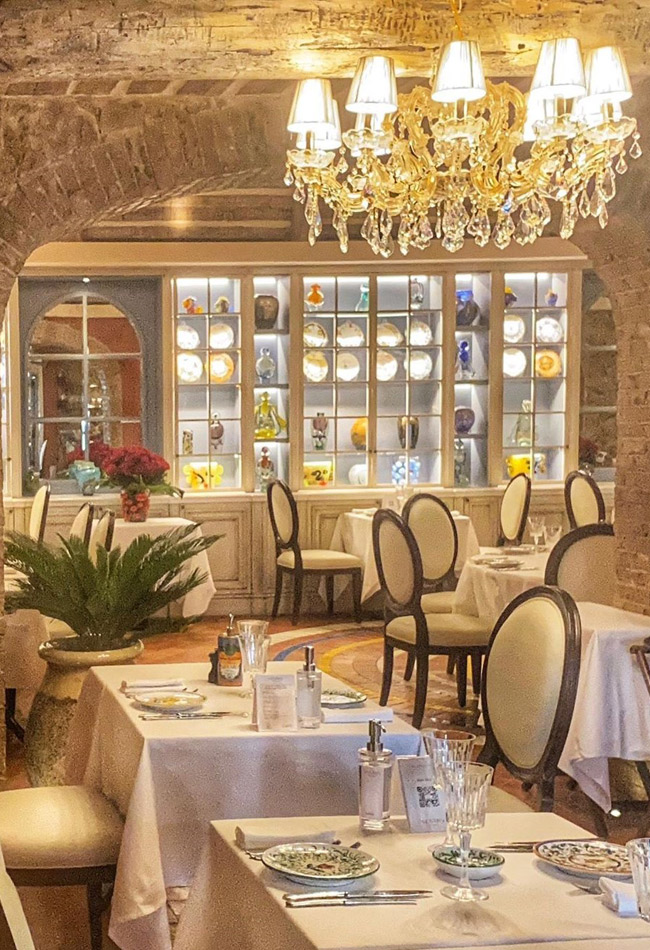 Restaurant Chandelier Table Archway Lighting